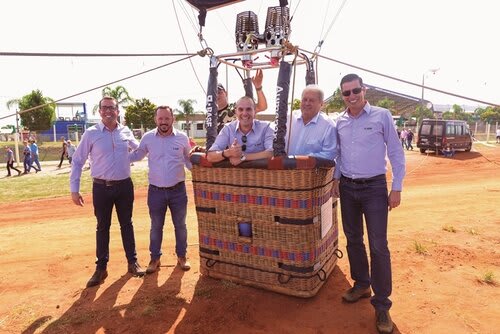 Em ação de lançamento do Aumenax, gerentes da Basf levaram Manica às alturas, em alusão aos altos índices de produtividade (Choks/Divulgação)