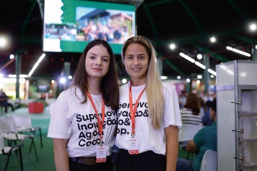 Emily Caraça (à direita) acompanhada da amiga Emily Rogalski (à esquerda). Foto Choks/Divulgação