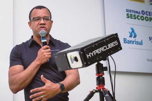 Fundador e CEO da Hypercubes, Fábio Teixeira, e o satélite (Choks/Divulgação)