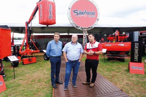 Deputado estadual Ernani Polo; presidente da Expodireto Cotrijal, Nei César Manica, e o gerente de Marketing da São José, Daniel Ribeiro, no estande da empresa. Foto Choks/Divulgação