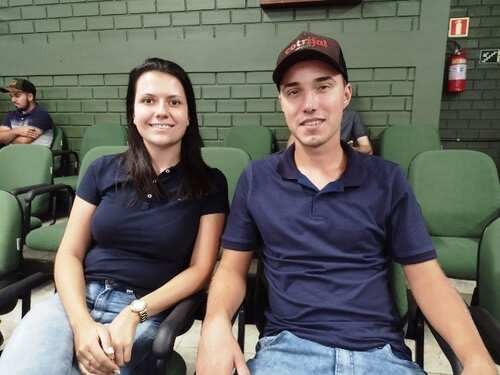 Bohn e Laura buscam conhecimento para aplicar na propriedade da família. Foto Choks/Divulgação.