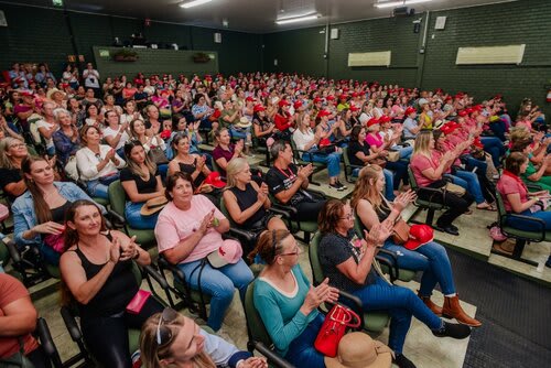 Plateia lotada para prestigiar depoimento de força, fé e coragem. Foto Choks/Divulgação.