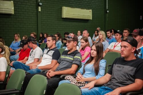 Público atento às palavras da influencer. Foto Choks/Divulgação.