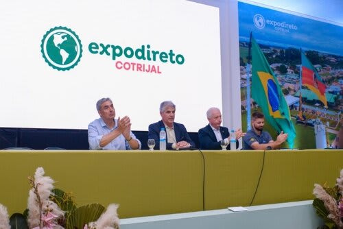 Mesa: Feltes, Vianna, Lemainski e Corassa na abertura do fórum estadual. Foto Choks/Divulgação.