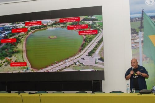 Biólogo Jaime Martinez, professor da UPF, apresentou o mapa do parque da Expodireto para falar sobre a importância do turismo nos bosques. Foto Choks/Divulgação.