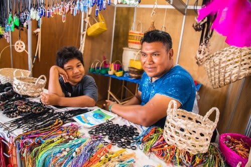 Indígena Ivo Galles, junto com filho Ezequiel Galles, representa a diversidade da cultura kaingang. Foto Choks/Divulgação.