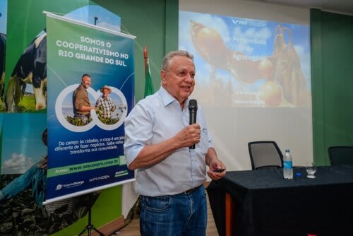 Roberto Rodrigues é ex-ministro da Agricultura e embaixador do cooperativismo pela ONU. Foto Choks/Divulgação.