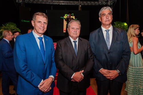 Ernani Polo, titular da Sedec, Nei Manica, presidente da Cotrijal, e Giovani Feltes no Troféu Brasil Expodireto. Foto Choks/Divulgação.