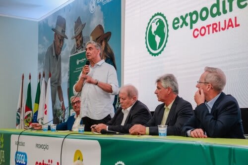  Compondo a mesa do Fórum da Soja, uma das forças do agro do estado. Foto Choks/Divulgação.