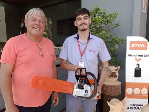  Seerig feliz com sua aquisição, acompanhado do vendedor Guilherme Southier. Foto Jackson Ciceri/ExpoRevista.