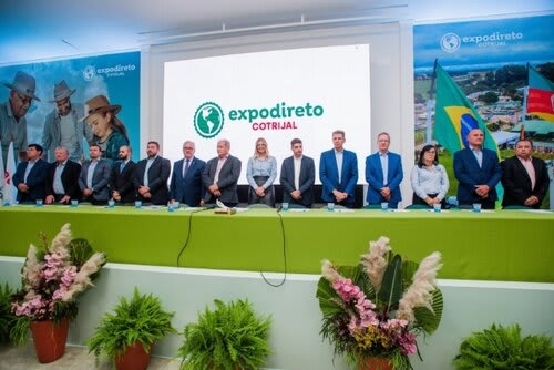 Autoridades prestigiaram a sessão que foi presidida pela vereadora Franciele Schwingel de Carvalho (PL) (ao centro), presidente do Legislativo de Não-Me-Toque. Foto Choks/Divulgação.