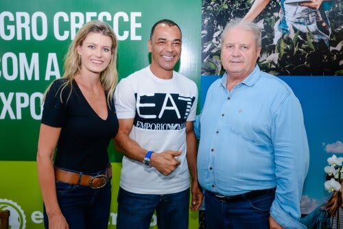 Com o capitão do penta campeonato de futebol, Cafu, e a filha Mariana Manica. Foto Choks/Divulgação.