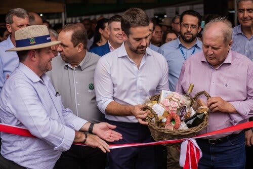 Governador foi presenteado com produtos da Agricultura Familiar, o pavilhão é o preferido do público em geral. Foto Choks/Divulgação.