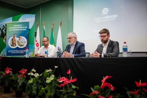 João Prieto, coordenador do Ramo Agro do Sistema OCB; Darci Hartmann, presidente do Sistema Ocergs e Mario de Conto, superintendente do Sescoop. Foto Choks/Divulgação.