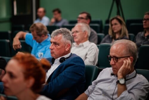 Público atento em evento sobre cooperativas. Foto Choks/Divulgação.