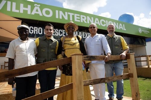 José D’Oliveira (de branco) e Aminata Sana (de chapéu), embaixadora de Burkina Faso, com a equipe do pavilhão. Foto Jackson Ciceri/ExpoRevista.