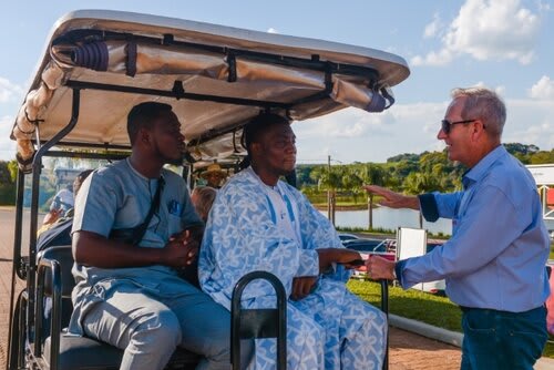 Mohammed Awal Shaibu Abass e Idrisu Islam Mamudu , de Gana, sendo recebidos pelo vice-presidente da Cotrijal, Enio Schroeder. Foto Choks/Divulgação.