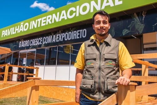 Matheus Prato da Silva, coordenador da área internacional, comemora presença de pelo menos 60 países na feira. Foto Jackson Ciceri/ExpoRevista.