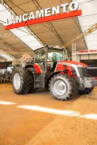 Trator de 265CV, modelo MF8S.265, foi um dos destaques do evento. Foto Jackson Ciceri/ExpoRevista.