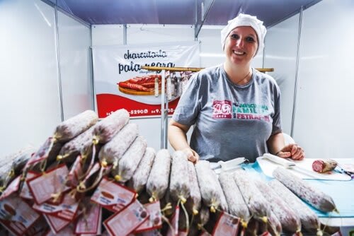 Produção artesanal garante o sucesso do salame de Edineia Pasinato. Foto Jackson Ciceri/ExpoRevista.