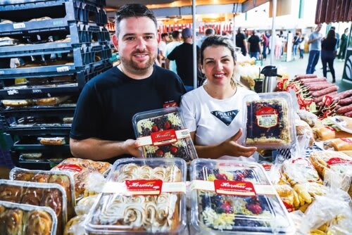 Rafael dos Santos e Vânia Zucketto são a terceira geração na produção das cucas. Foto Jackson Ciceri/ExpoRevista.