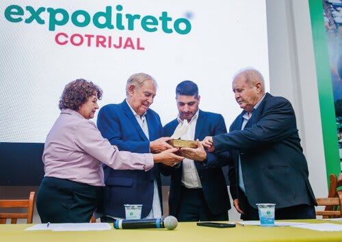 O prêmio foi entregue a Bier por Manica, pela presidente da Câmara de Vereadores de  Não-Me-Toque, Vanise Fritzen da Silva e pelo prefeito de Não-Me-Toque, Gilson dos Santos. Foto Choks/Divulgação.