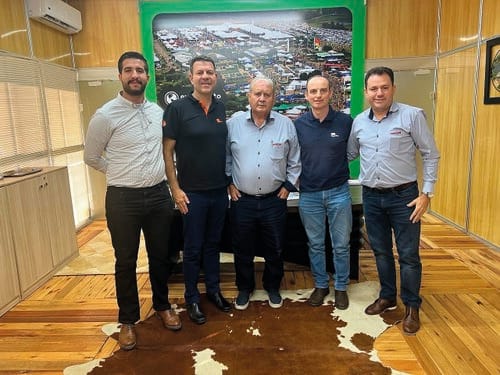 Equipe Itaú BBA na feira: Gustavo Cima (Officer Agro do Itaú BBA), Mario Lucio Pires (Diretor Comercial Agro do Itaú BBA), Nei Manica (Presidente Expodireto Cotrijal), Cristiano Becker (Superintendente Comercial Agro do Itaú BBA) e Marcelo Ivan Schwalbert (Superintendente Administrativo-Financeiro da Cotrijal). Foto Itaú/Divulgação.