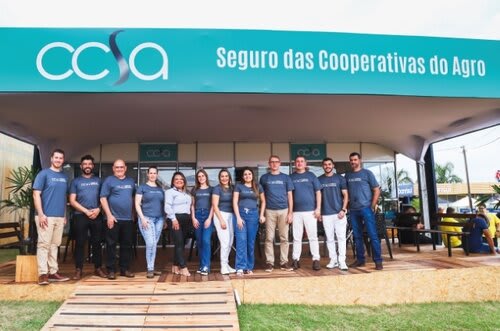 Equipe animada com os negócios na Expodireto. Foto Jackson Ciceri/ExpoRevista.