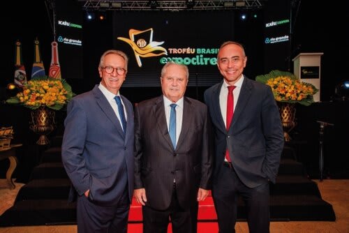 Paulo Sérgio Pinto, vice-presidente da Rede Pampa ; Nei César Manica, presidente da Expodireto Cotrijal e Alexandre Gadret, Presidente da Rede Pampa. Foto Choks/Divulgação.