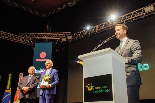 O governador Eduardo Leite destacou importância de premiações voltadas ao agro. Foto Choks/Divulgação.