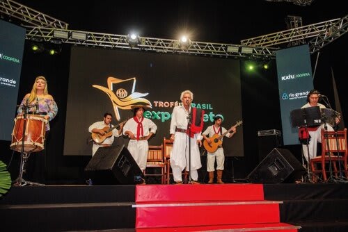 A Família Ortaça, grupo nativista gaúcho, animou a noite de premiação. Foto Choks/Divulgação.