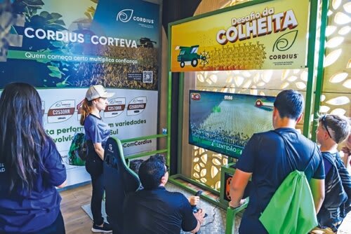 Presença na feira proporciona interação e troca de conhecimento sobre tecnologia na lavoura. Foto Jackson Ciceri/ExpoRevista.