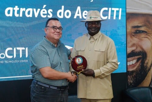 General Christopher Gwabin Musa, chefe da Defesa da Nigéria, com o diretor do Departamento de Promoção Comercial e Assuntos Internacionais (DPCI) da Secretaria de Desenvolvimento Econômico (Sedec) Evaldo da Silva Júnior. Foto Choks/Divulgação.