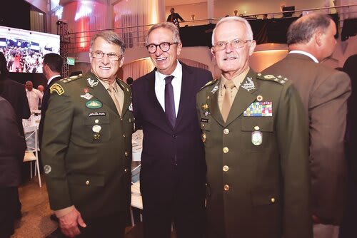 Comandante do Exército Brasileiro, general Edson Leal Pujol; vice-presidente da Rede Pampa, Paulo Sérgio Pinto, e general de Exército Geraldo Antônio Miotto (Choks/Divulgação)