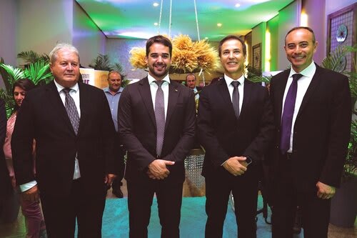 Presidente da Expodireto, Nei Manica; governador do RS, Eduardo Leite; deputado estadual Luis Augusto Lara, e o presidente da Rede Pampa e O Sul, Alexandre Gadret (Choks/Divulgação)