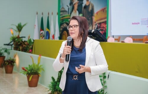 Heloisa Helena Lopes, vice-presidente do Conselho de Administração da Sicredi Pioneira RS, falou para elas. Foto Choks/Divulgação.