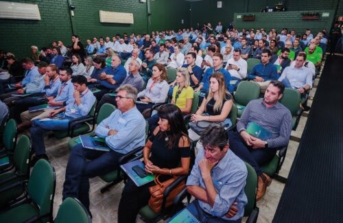 Público prestigia evento, lotando o auditório central do parque da feira. Foto Choks/Divulgação.