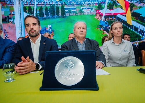 Governador do RS, Eduardo Leite; presidente da Expodireto Cotrijal, Nei César Manica, e Nicole Trennepohl. Foto Choks/Divulgação.