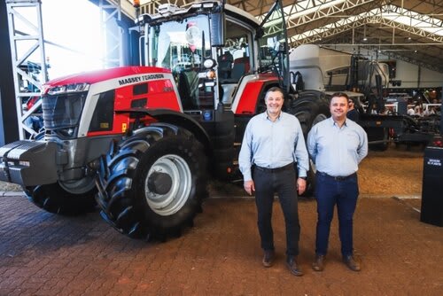 Alexandre Stucchi e Ordely Júnior destacam a tecnologia Massey Ferguson. Foto Jackson Ciceri/ExpoRevista.