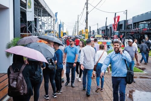 A chuva não interferiu no sucesso do primeiro dia da feira. Foto Choks/Divulgação.