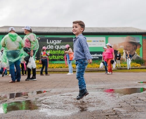 A chuva não interferiu no sucesso do primeiro dia da feira. Foto Choks/Divulgação.