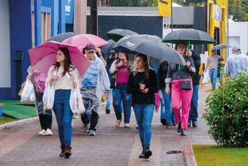 A chuva não interferiu no sucesso do primeiro dia da feira. Foto Choks/Divulgação.