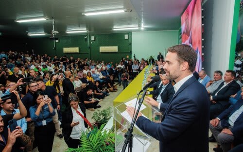 O governador do RS, Eduardo Leite, garante aporte de R$ 200 milhões para programa Supera Estiagem. Foto Choks/Divulgação.