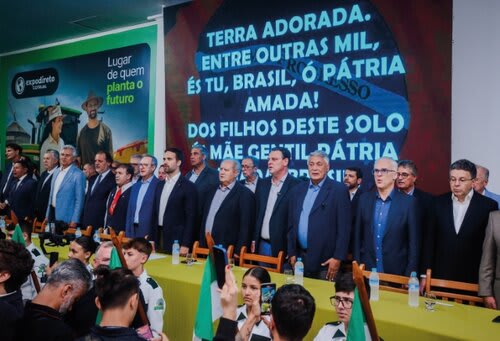 Recepcionando as muitas autoridades que prestigiaram os cinco dias de feira. Foto Choks/Divulgação.