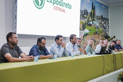 Representantes de diferentes frentes participaram do segundo painel, em busca de solução coletiva