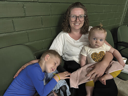 Sandra Fucks com Isabela, 8 meses e Ícaro, 4 anos, primeira vez na feira