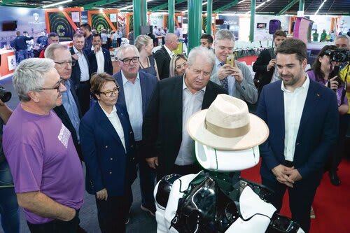 Autoridades interagiram com o Robô Umbô, mascote da Arena Agrodigital (Choks/Divulgação)