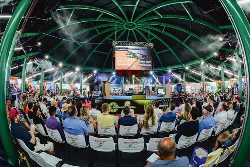 Arenas acolheram palestras durante a Expodireto, uma delas foi com presidente da John Deere Brasil, Paulo Herrmann (Choks/Divulgação)