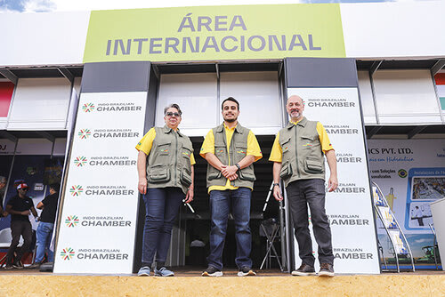  Equipe satisfeita com o resultado: Melita Hickel, Matheus Prato da Silva, coordenador do pavilhão, e Leonardo Einsfeldd