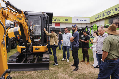 Público internacional negociando maquinário no evento